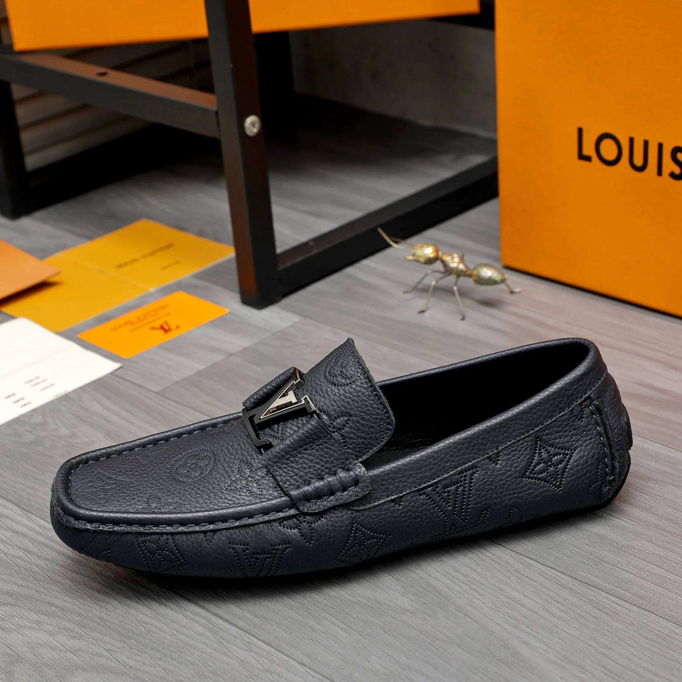 Men's shoes 💰400 Product trademark: LV "Louis Vuitton" business slip-on leather shoes Regular size: 38-45 (45 is custom-made and non-returnable) Product materials: Selected high-quality cowhide embossed upper, pigskin lining, rubber outsole